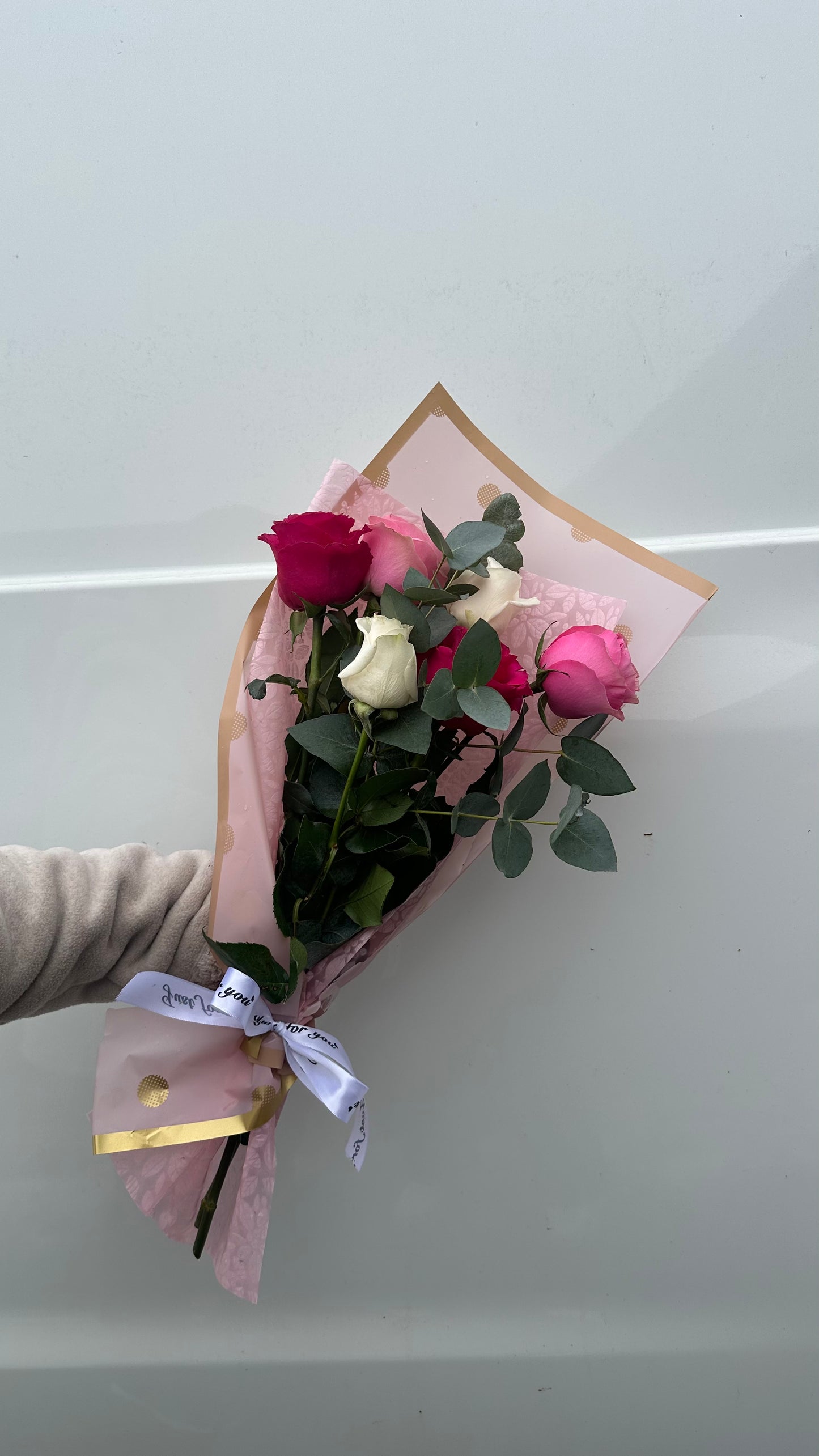 6 Mixed Roses & Eucalyptus